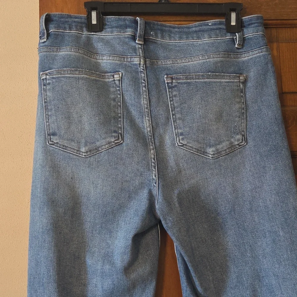 Avara High-Rise Wide Leg Jeans in Light Blue